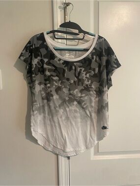 Nike Women's Black & Gray Ombre Camo Short Sleeve Tee